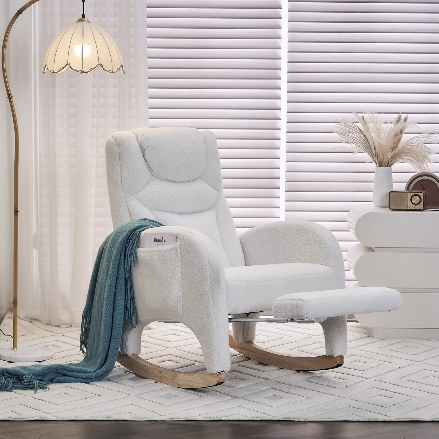 Sedia a dondolo relax DEKO COLLECTION in tessuto bouclé bianco con braccioli, design moderno ed ergonomico per soggiorno o camera da letto, L/P/H: 66 x 99 x 125,5 cm – 2