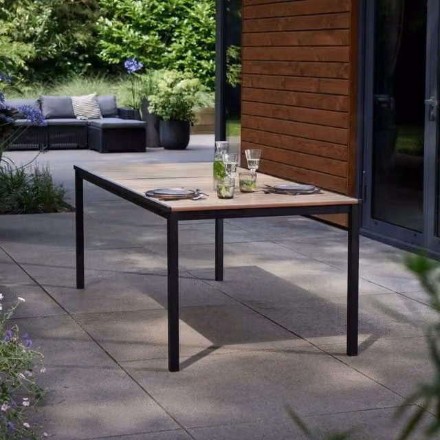 Tavolo da esterno Sarnia DMORA con piano in rovere e struttura in acciaio antracite, L 200 cm x P 95 cm x H 75 cm