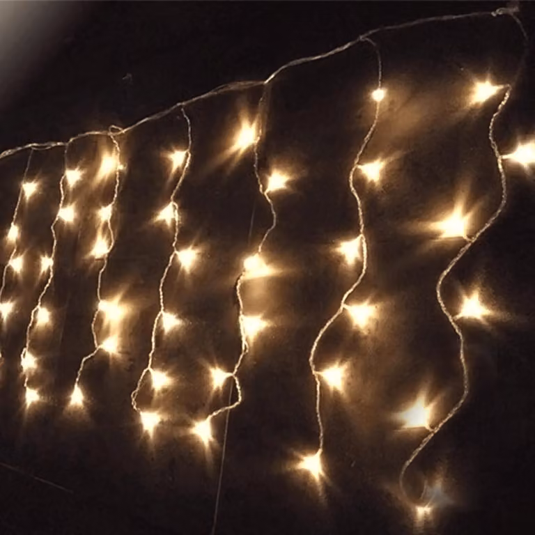 Catena luminosa a LED a forma di stalattiti di ghiaccio, luce bianco caldo, 10 metri x 0,4 metri, alimentata a batteria