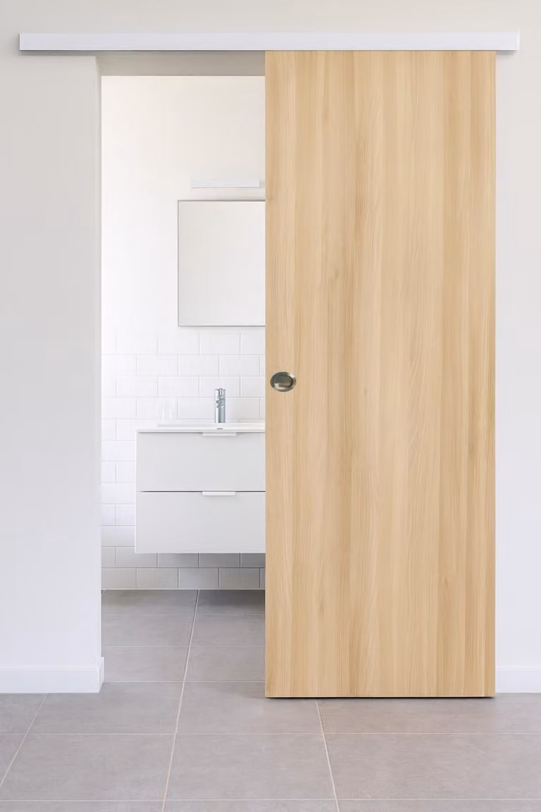 Porta scorrevole in quercia miele H204 x L83 cm, binario in alluminio con fascia bianca, conchiglie Gd Menuiseries