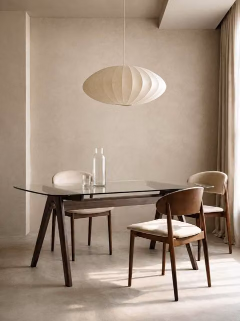 Tavolo da pranzo rettangolare moderno Kenay Home con piano in vetro trasparente e struttura in legno massello noce marrone, L: 160 cm
