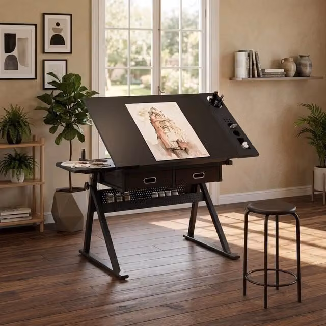 Scrivania Mivray regolabile in altezza con piano inclinabile e due cassetti, nera in MDF e metallo, H: 69-91 cm – 1