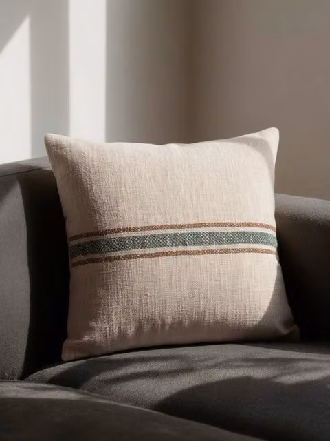 Cuscino quadrato a righe modello Navi Kenay Home, cotone multicolore marrone, blu e beige, 45 x 45 cm – 1