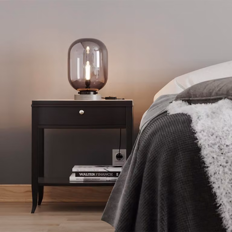 Lampada da tavolo Leola di Rydens con paralume in vetro fumé