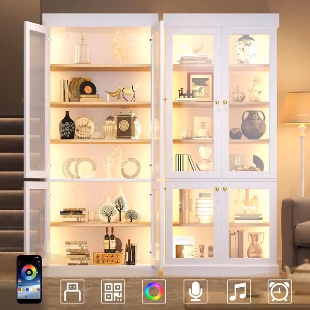 Vetrina moderna bianca con illuminazione LED integrata, ripiani interni funzionali e protezione anti-ribaltamento. Stabile, sicura e versatile per la casa.