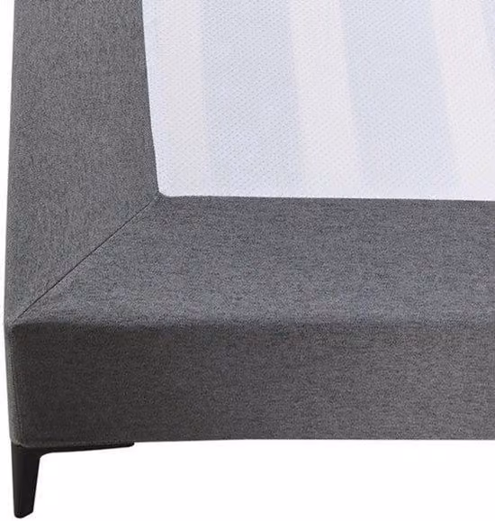 Poltrona in pelle grigio chiaro, confortevole, con braccioli e vani portaoggetti