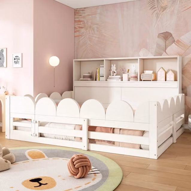 Letto a pavimento per bambini in legno di pino bianco con ripiano laterale L/P/H: 205 x 140 x 85 cm