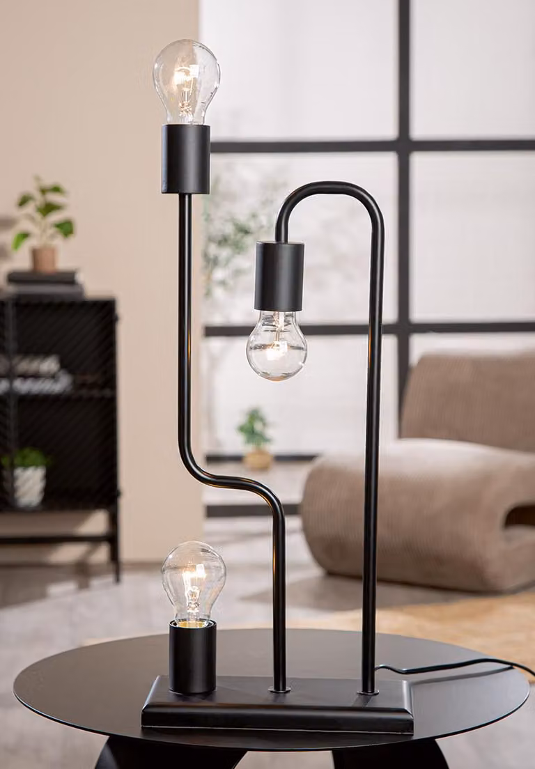Lampada da tavolo "Trio" della Gilde, in metallo, colore nero, confezione singola, dimensioni: lunghezza 11,5 cm, larghezza 24 cm, altezza 53,5 cm. Codice prodotto: 59771. Codice EAN: 4063387597712