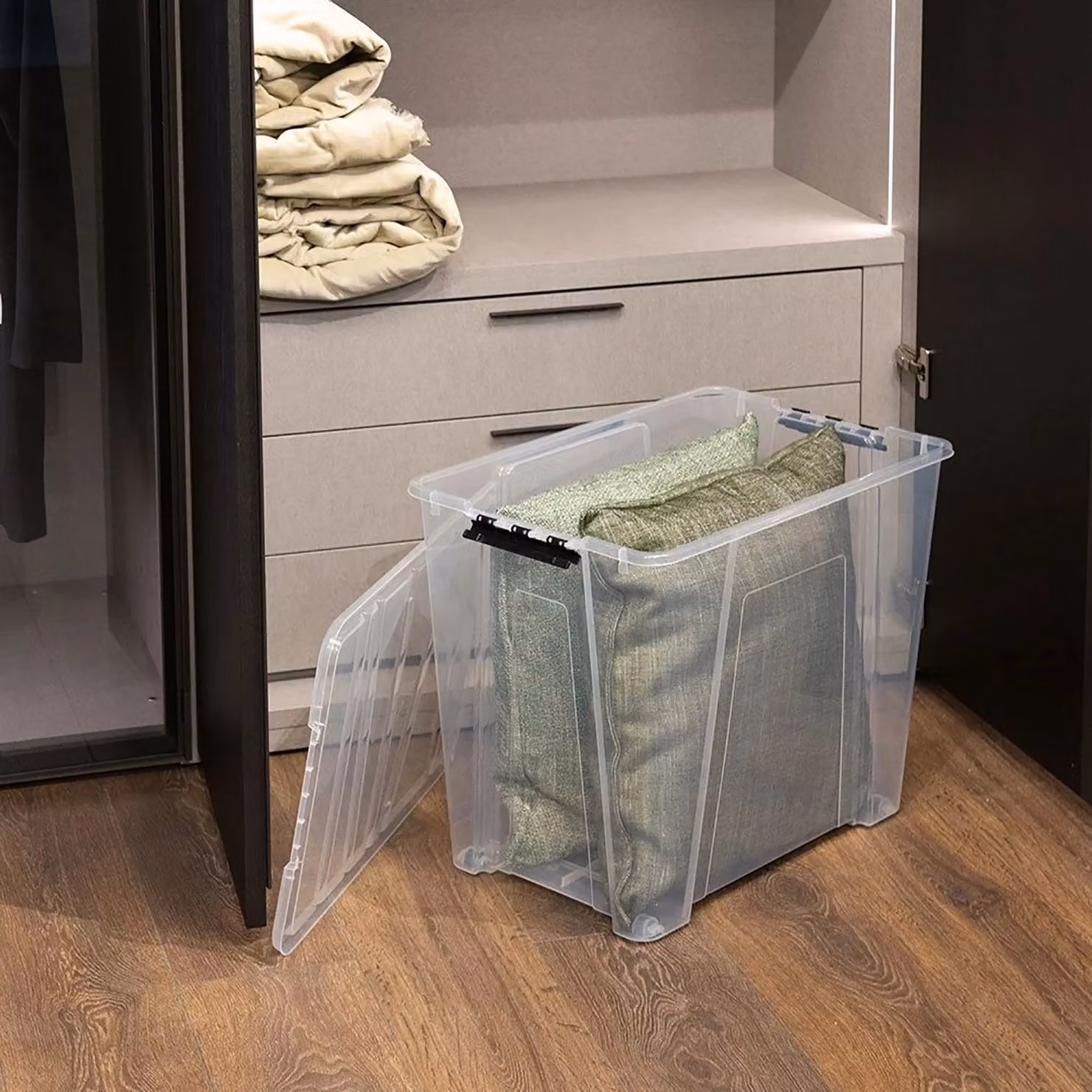 Contenitore Multiuso Jolly DEA HOME da 70 Litri, Nero e Trasparente, con Coperchio e Maniglie, H 47 cm x L 57 cm x P 39 cm – 2