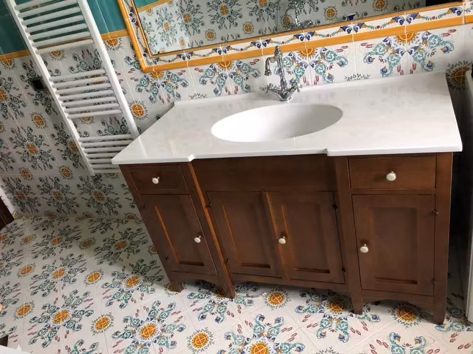 Set mobile bagno Mobili 2G in legno e pietra con lavabo, pensile e specchio con illuminazione LED, L: 129 cm, P: 61 cm, H: 80 cm – 2