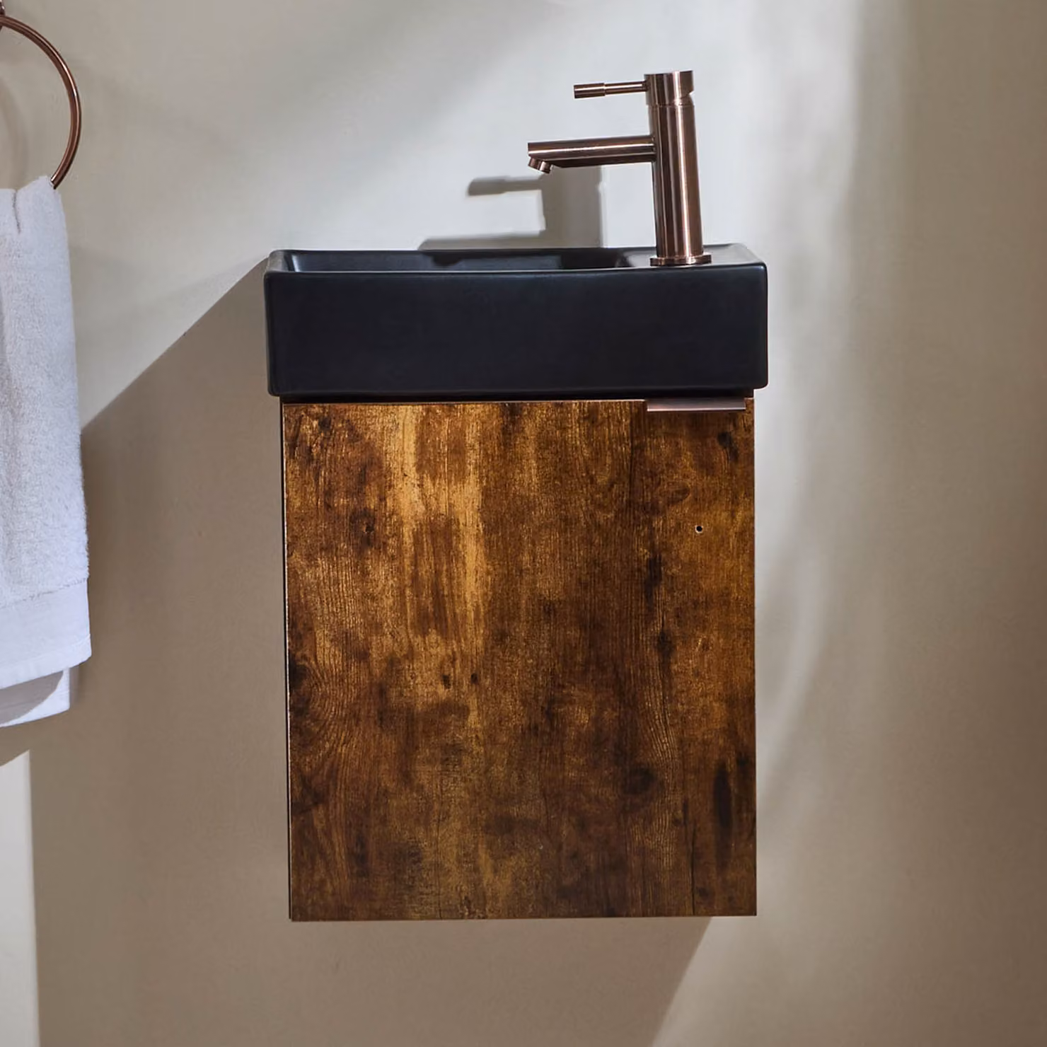 Mobile Bagno Rovere Scuro Sospeso da 400mm con Lavabo Nero e Maniglia con Impugnatura a Dito in Bronzo Spazzolato - Cluo