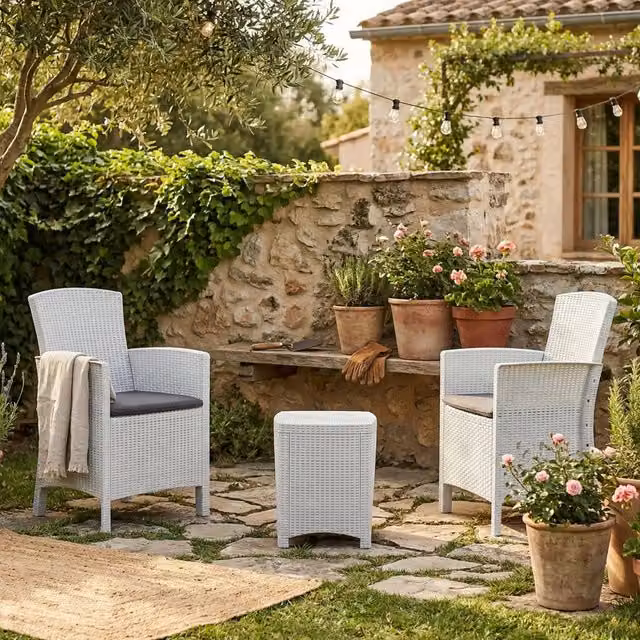 Set da giardino Armin DMORA con poltrone lounge e tavolino da esterno, effetto rattan bianco con cuscini inclusi