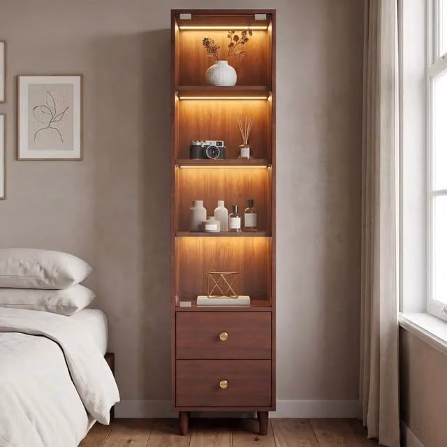 Vetrina angolare Mivray in stile mid-century con ante in vetro, illuminazione integrata e ripiani interni, finitura marrone opaca in MDF e metallo per soggiorno o sala da pranzo, H 161.5 cm x L 46.0 cm x P 14.7 cm – 1