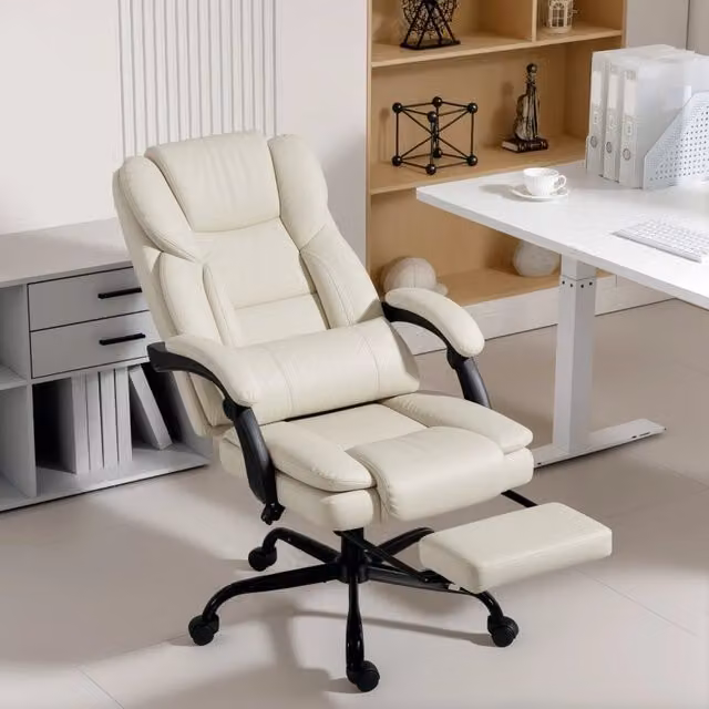 Sedia da ufficio beige in ecopelle, reclinabile con poggiapiedi estraibile, altezza regolabile