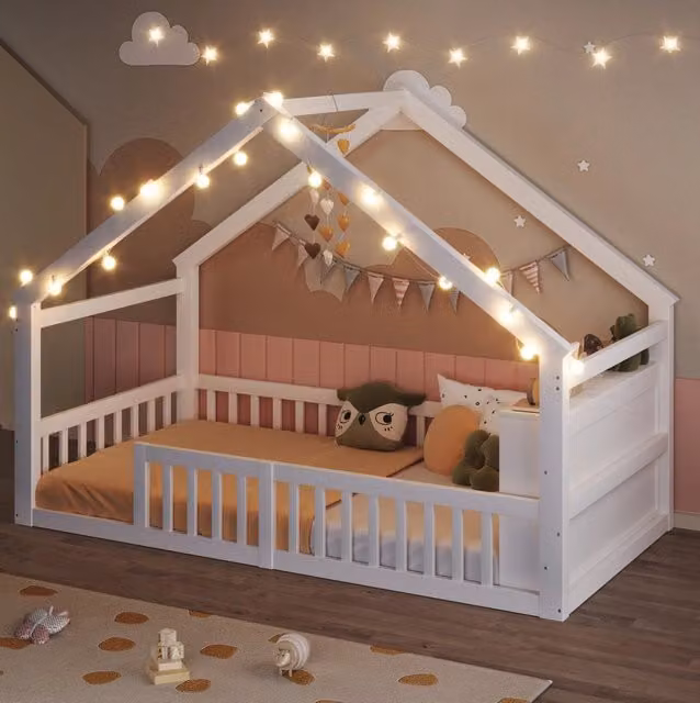 Letto per bambini 90x190 cm in pino bianco con sponde di sicurezza e mensole laterali, stile casetta senza materasso