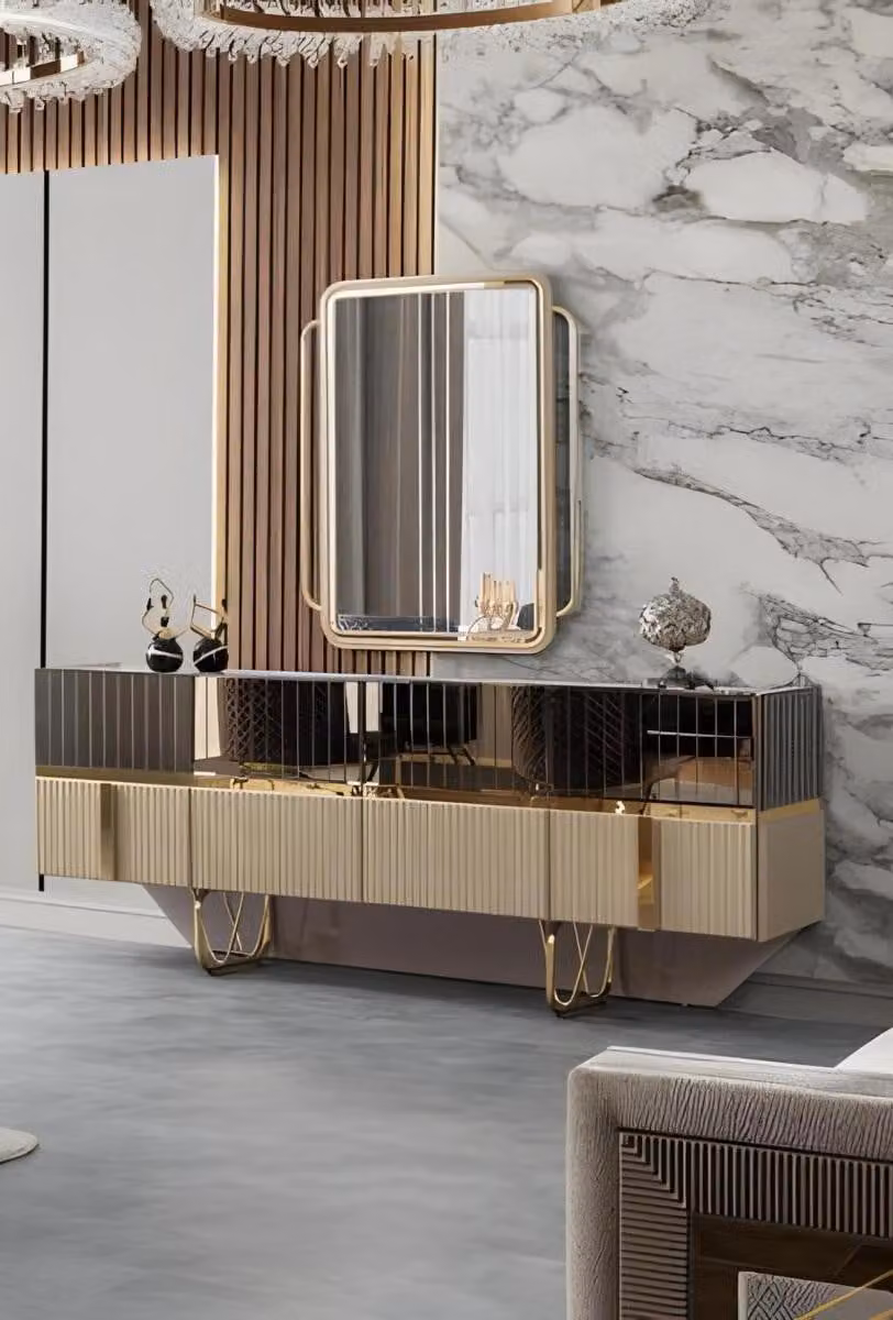 Credenza con specchio ed elementi dorati in stile lussuoso