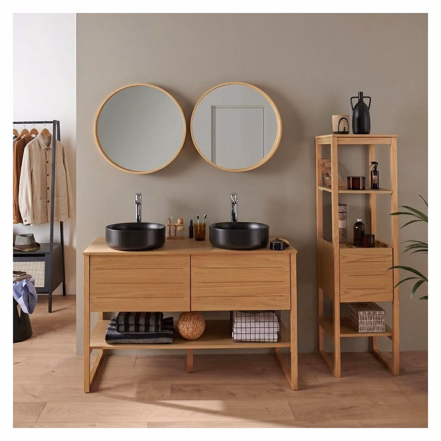 Mobile ATOLL doppio da 120 cm in rovere con lavabi neri, rubinetteria e specchi su colonna