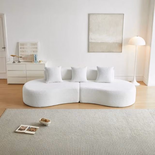 Divano angolare a 3 posti MIVRAY in velluto bianco con cuscini decorativi per il tuo soggiorno