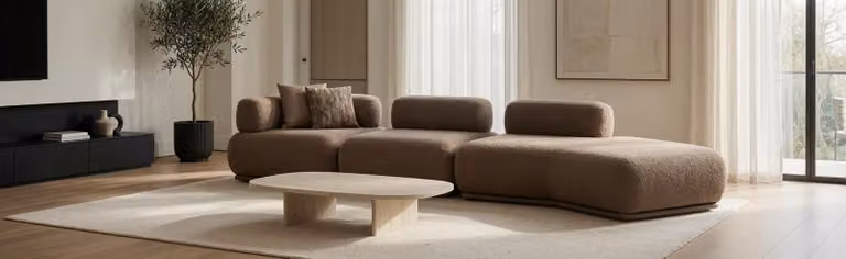 Divano angolare modulare beige, rivestito in tessuto, dal design moderno, ideale per il relax