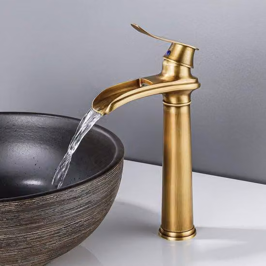 Azomor Elegante: rubinetto alto per lavabo con bocca a cascata e valvola in Vetroceramica