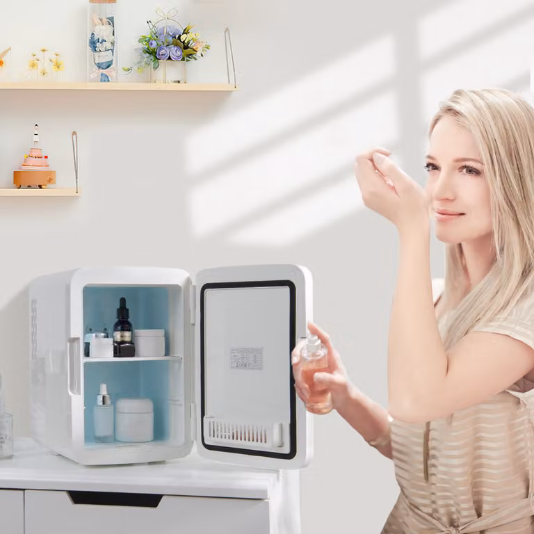 Mini frigo portatile Costway da 10 L con specchio LED e alimentazione AC/DC, frigorifero compatto termostatico per auto e casa, Bianco