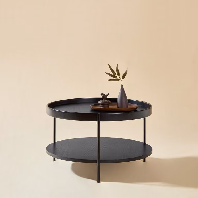 Tavolino da soggiorno MODFU con design a due livelli, tavolino ausiliario con 2 ripiani, tavolino rotondo nero in legno massello e gambe in metallo, dimensioni 69x69x38 cm