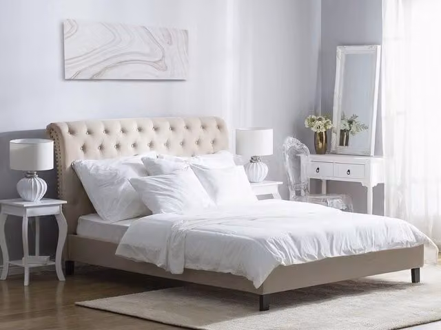 Letto Beliani in stile Chesterfield con rivestimento in tessuto beige e rete a doghe arcuate L/P: 180 x 200 cm