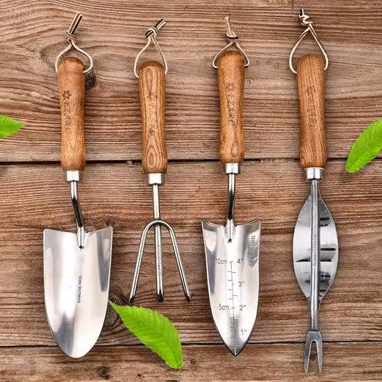 Set di attrezzi da giardino Unyqoos® composto da 4 pezzi: acciaio inossidabile resistente alla ruggine, manici in legno; include una paletta da trapianto, una paletta da giardinaggio, una forchetta a 3 denti e un diserbante; confezione regalo