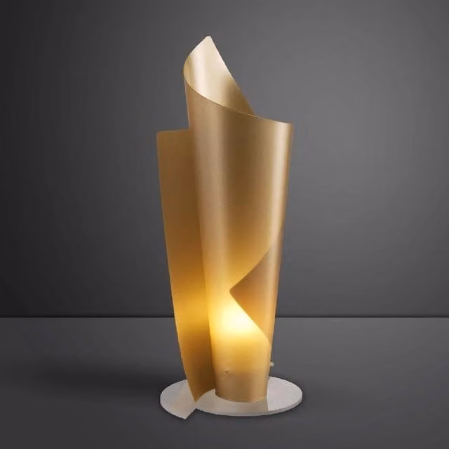 Lampada da tavolo IPERBRIKO VELA Oro in metallo e plastica, Diametro: 27 cm, Altezza: 70 cm