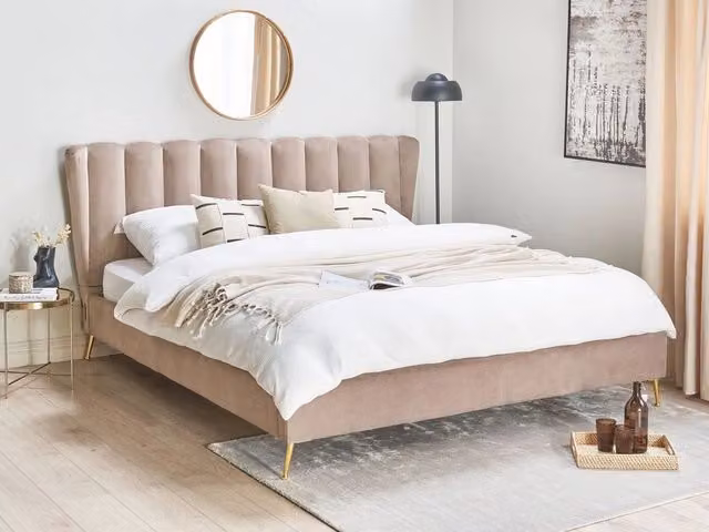 Letto matrimoniale Beliani in velluto beige tortora con testata dotata di porte USB e gambe in metallo dorato, stile moderno e glam, L/P/H: 180 x 200 x 112 cm