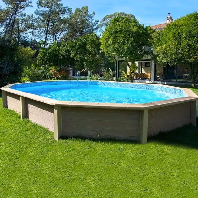 Piscina interrata rettangolare NATURALIS in pietra ricostruita effetto legno, colori blu e marrone, L: 7,75 m, P: 4,72 m, H: 1,40 m, con sistema di filtrazione a sabbia – 1
