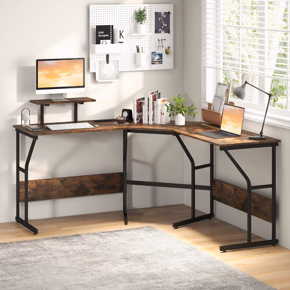 Scrivania ad angolo a forma di L Costway con presa elettrica e supporto monitor mobile, Marrone Rustico