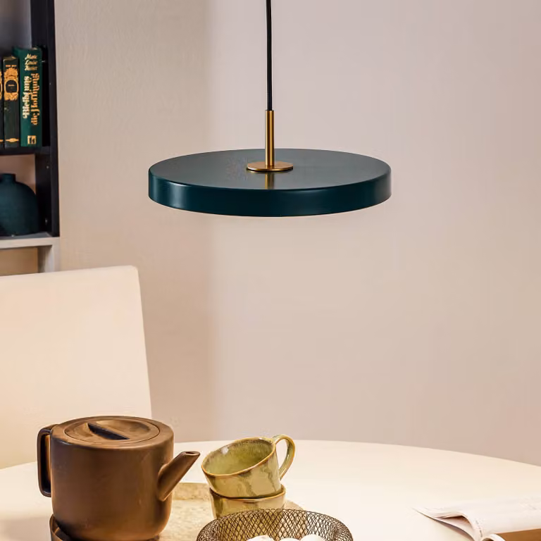 UMAGE Lampada LED a sospensione Asteria Mini verde scuro/ottone Ø 31 cm mini, dimmerabile, Verde, Soggiorno / Sala da pranzo, Alluminio, Design