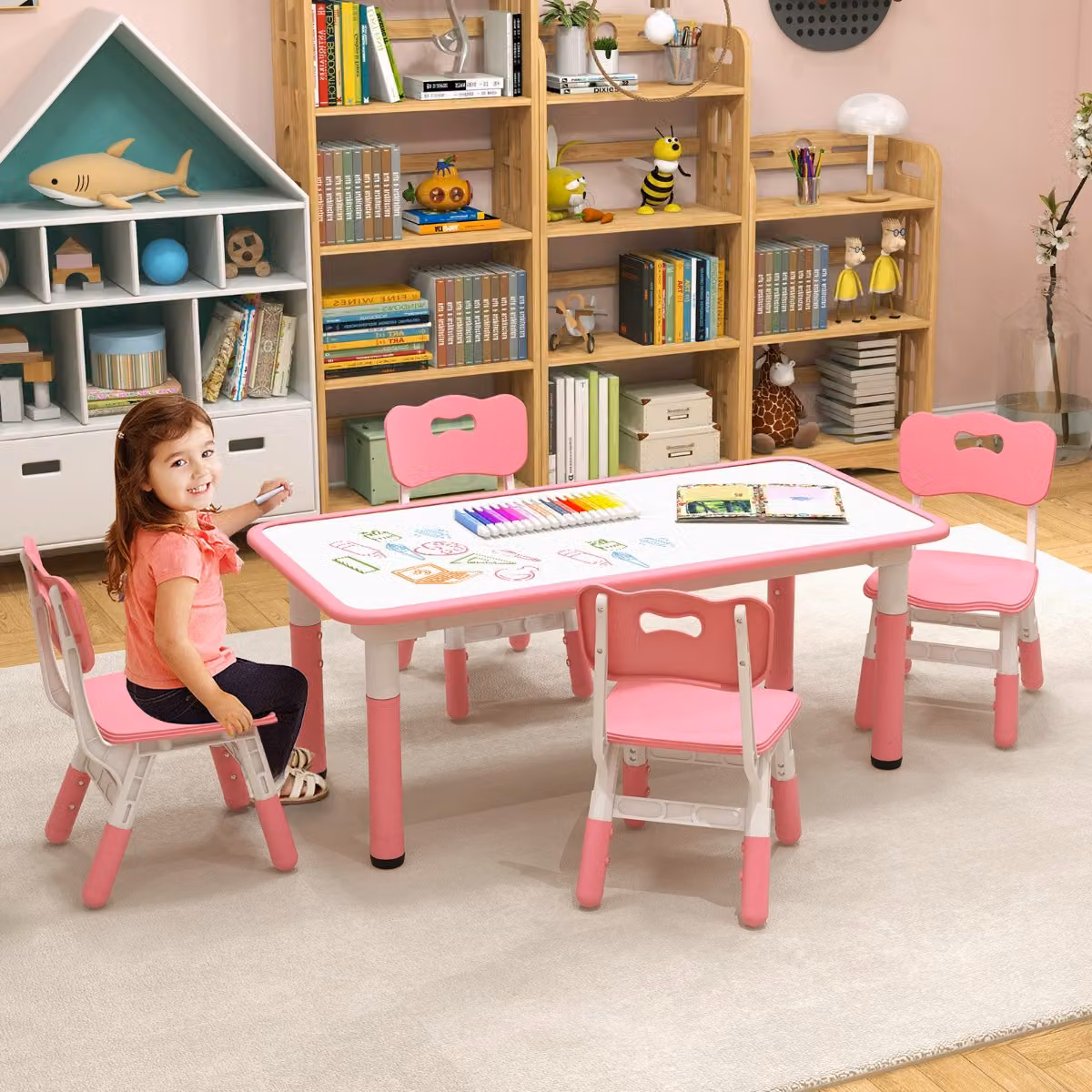 Set tavolo e 4 sedie per bambini Costway, scrivania regolabile in altezza con piano graffiti, colore rosa – 2