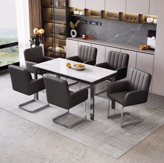 Set di 6 sedie da pranzo ULEVR in similpelle nera con schienale a righe verticali e gambe in metallo a Z