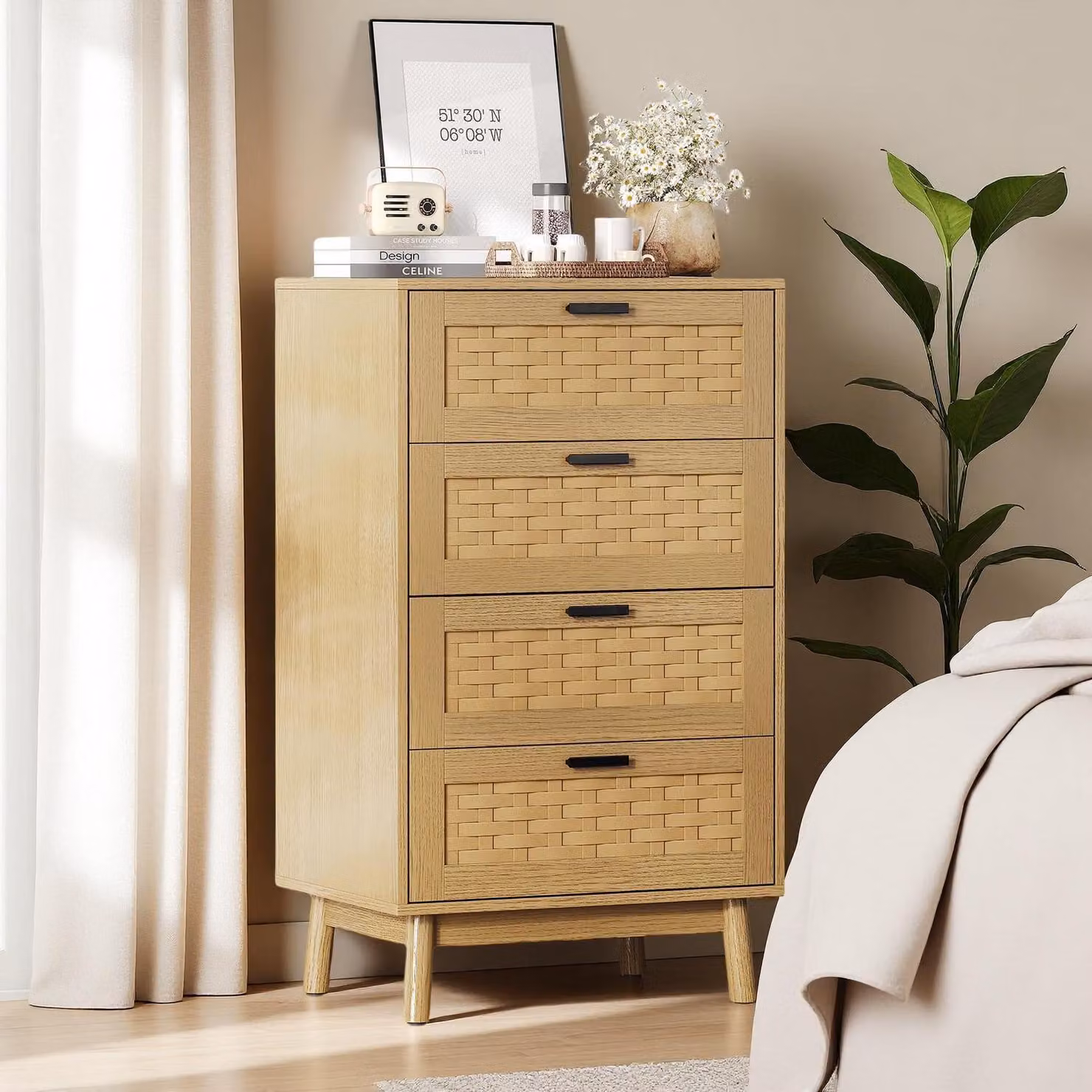 Comodino in rattan con 4 cassetti, realizzato in legno, con finitura in legno naturale