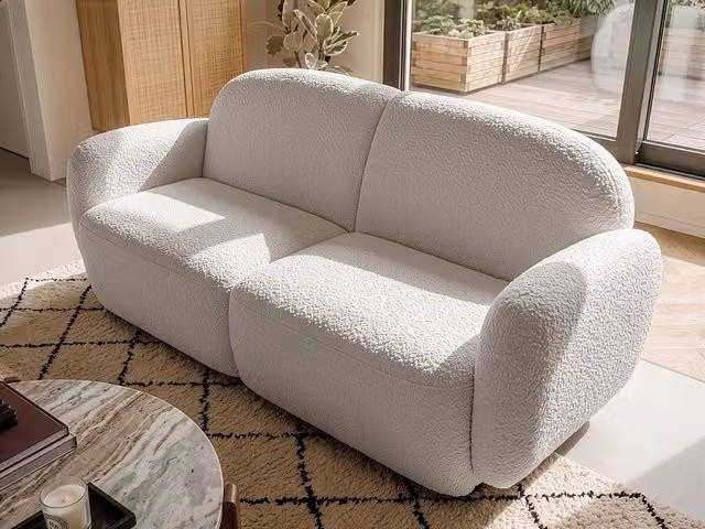 Divano a 3 posti BELIANI in bouclé bianco, stile retrò con schienale e braccioli arrotondati per il tuo soggiorno, L: 183 cm, P: 82 cm, H: 77 cm – 1