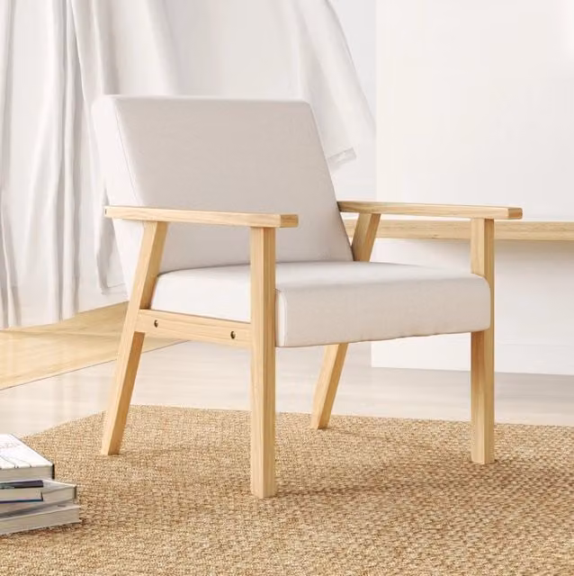 Poltrona lounge con braccioli in tessuto effetto lino crema, struttura in legno massiccio, 64x70x72 cm
