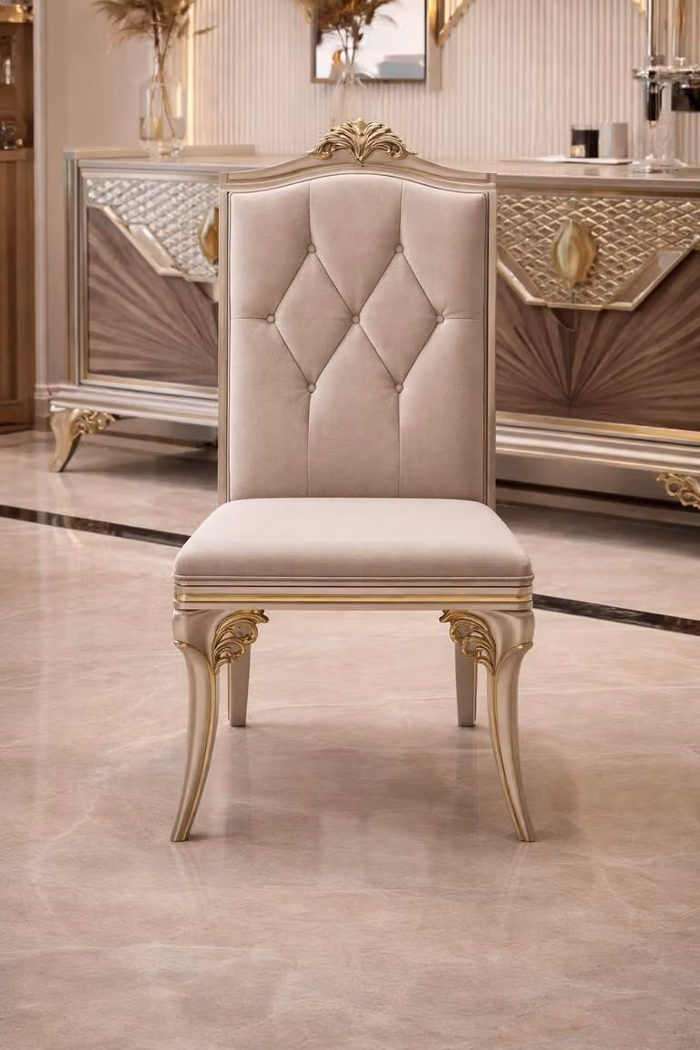 Sedie da pranzo beige con elegante trapuntatura a bottoni e dettagli dorati