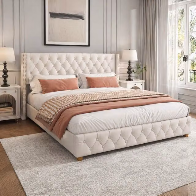 Letto imbottito capitonné in lino beige 140x190 cm con doghe e testiera con bottoni e rivetti, gambe in legno