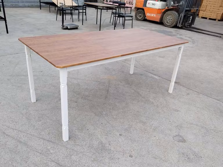 Tavolo da pranzo, tavolo da cucina, design moderno, piano stabile, colore bianco, realizzato in materiale composito di legno (MDF/pannello truciolare), struttura in metallo robusta