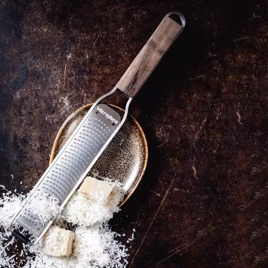 Zester Microplane Serie Master in legno di noce e acciaio inossidabile per agrumi, formaggio e cioccolato, colore argento