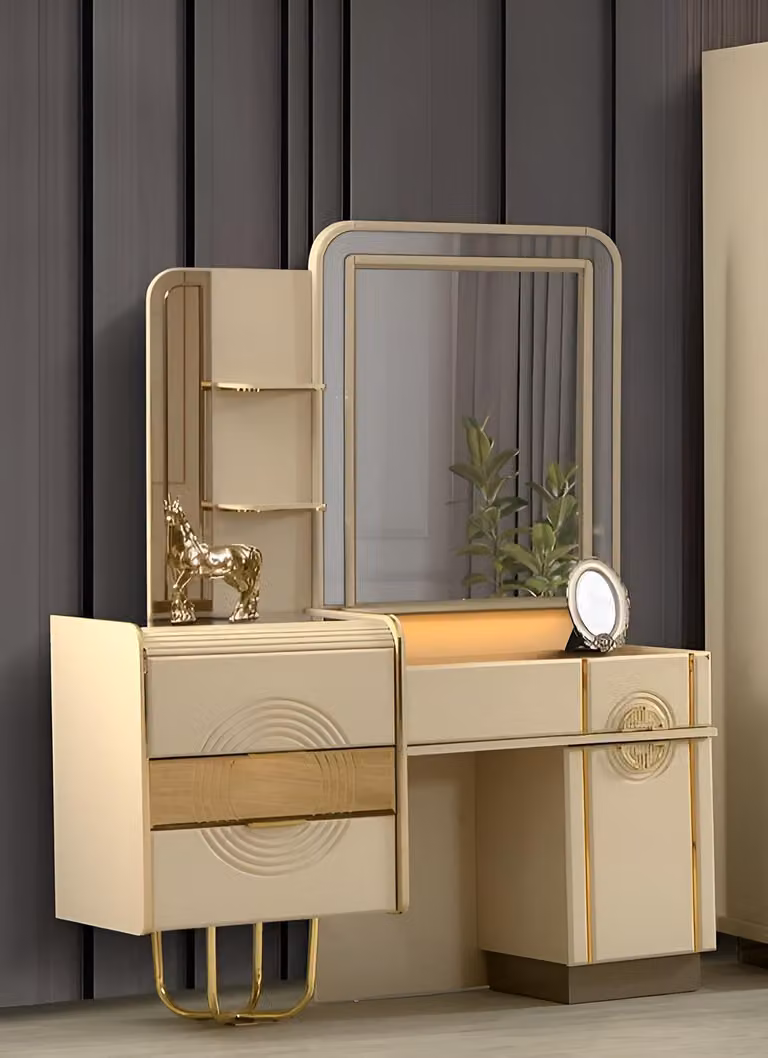 Toeletta con specchio ed elementi decorativi dorati