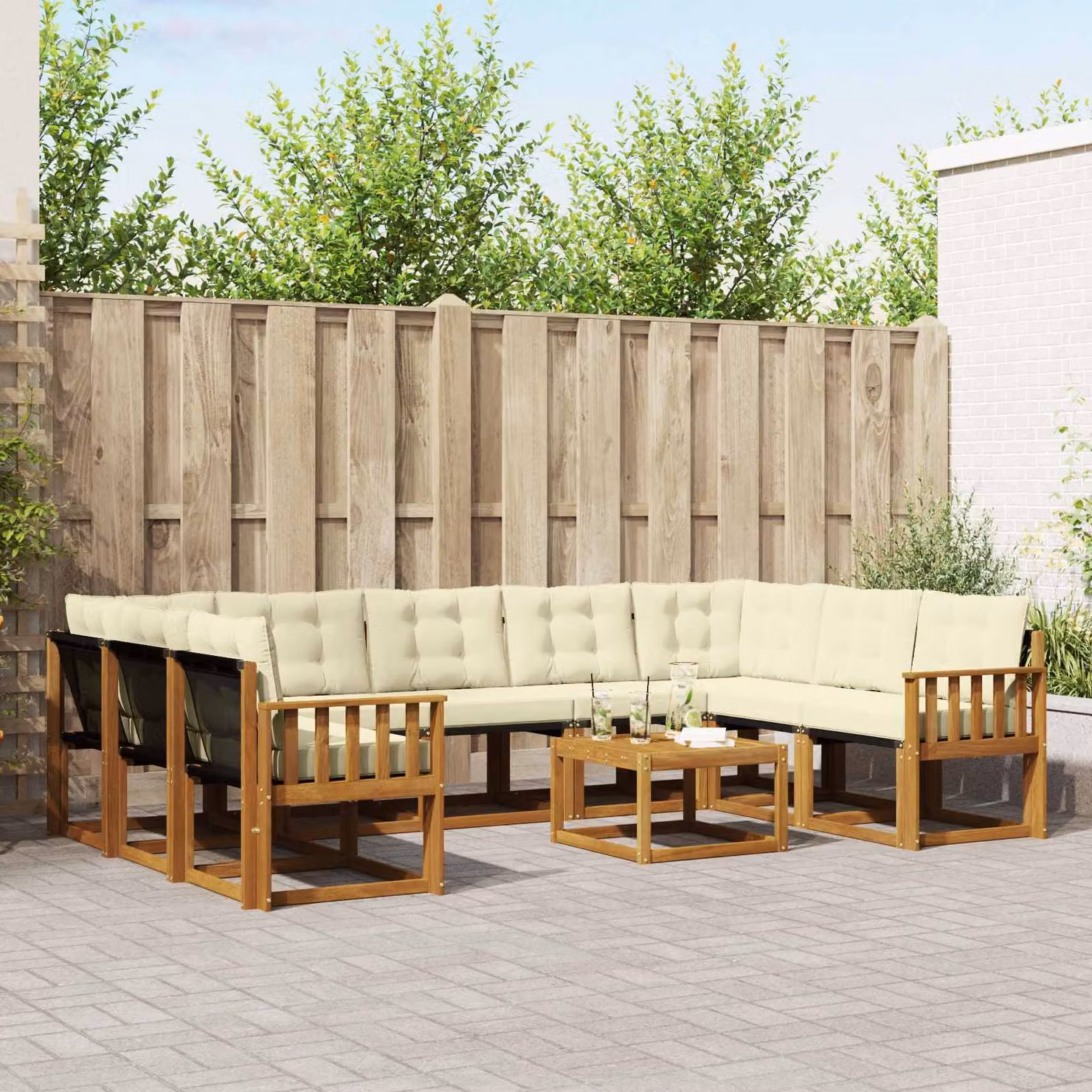 vidaXL Set di divani da esterno a forma di U in legno di acacia con cuscini beige e bianchi