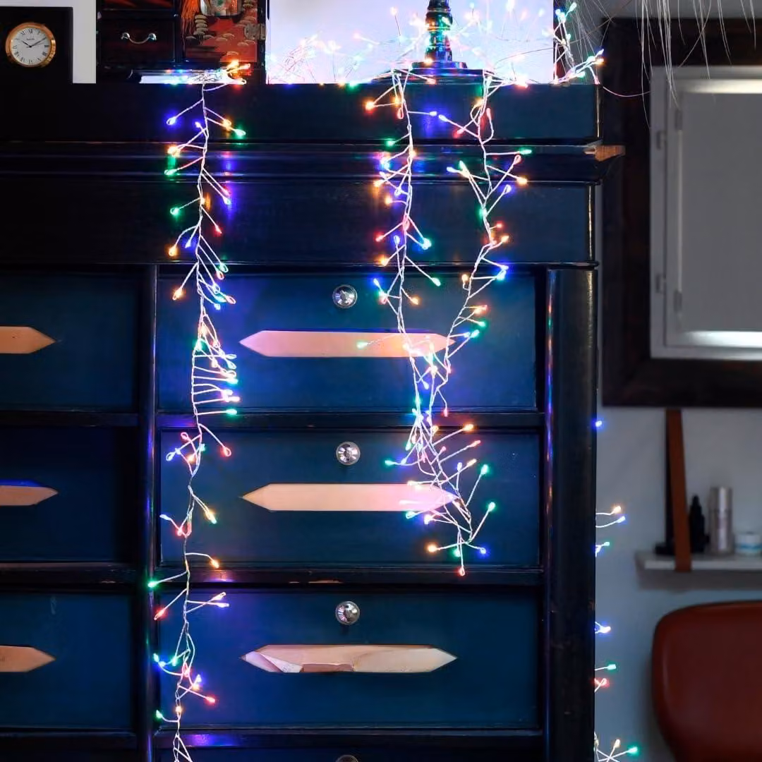 Catena luminosa MicroLED, modello a grappolo, 9 metri, luce bianco caldo, grado di protezione IP44, 800 LED