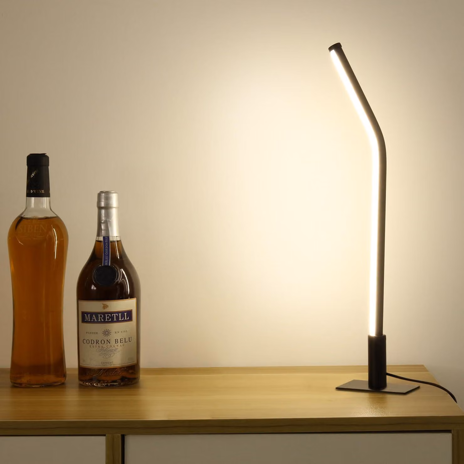Lampada da tavolo LED dimmerabile, 44 cm, design minimalista, con porta USB, ideale per la camera da letto