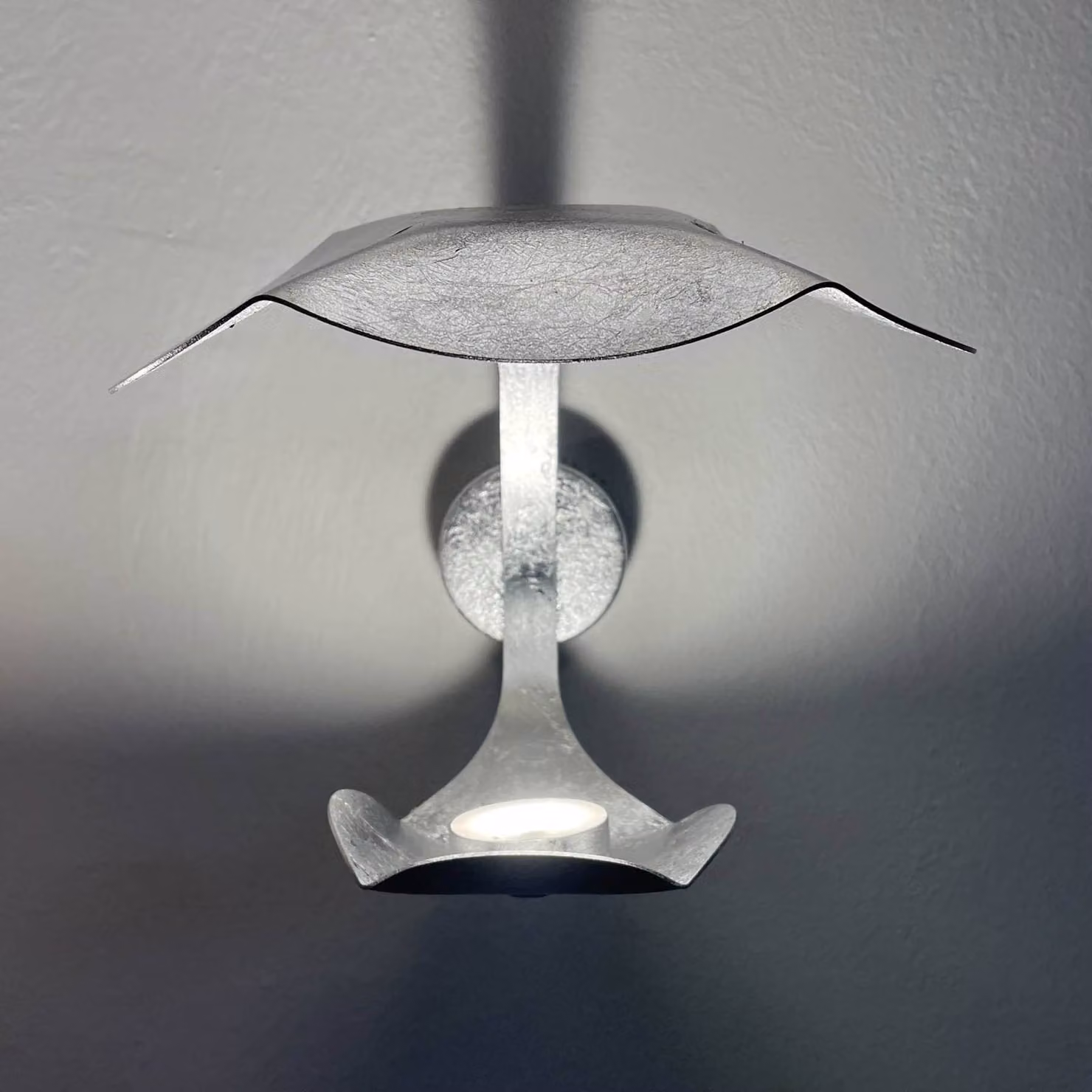 Knikerboker Applique da parete a LED LE Gigine, dimmerabile, Alluminio / Grigio / Zincato, Soggiorno / Sala da pranzo, Metallo, Moderno, Applique a LED