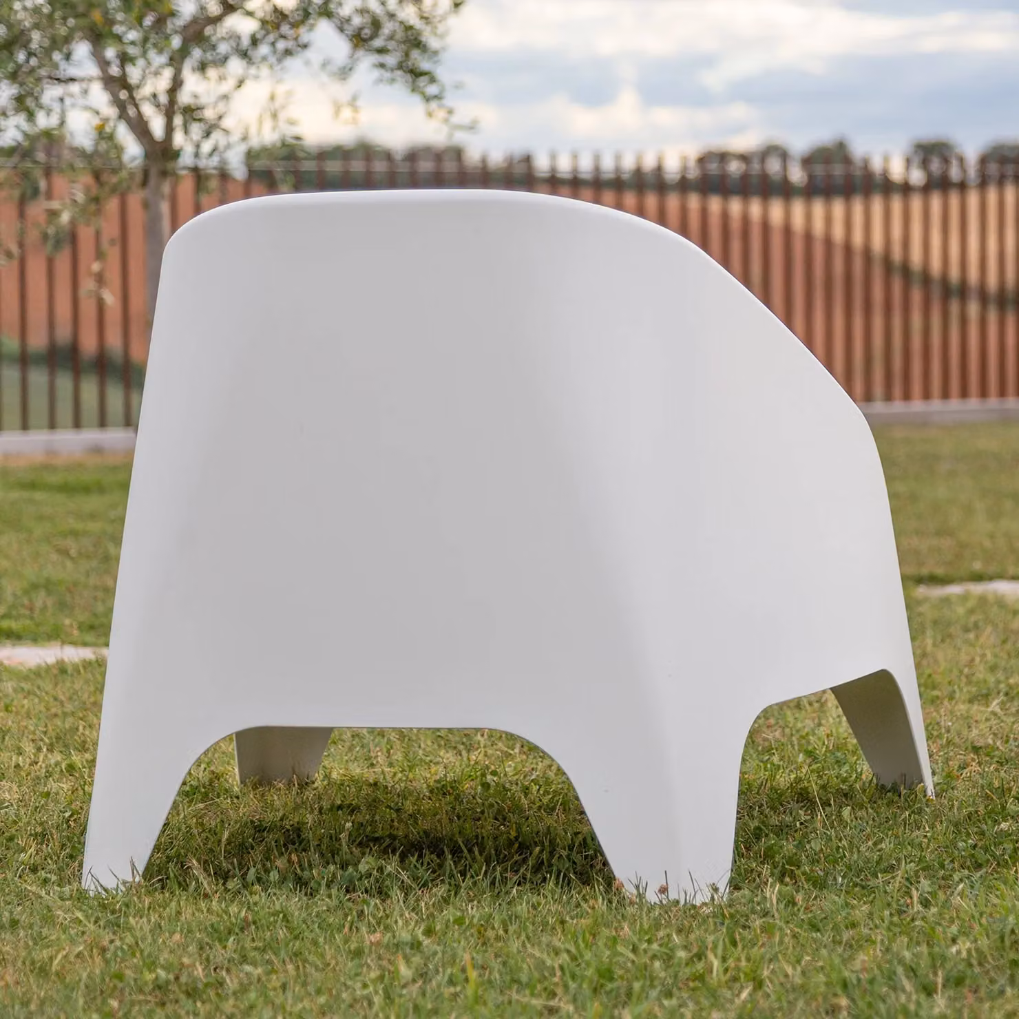 Poltrona Matera Toomax Bianca in Plastica per Soggiorno o Esterno H: 67 cm, L: 75,5 cm, P: 78,5 cm – 3