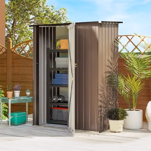 Casetta da giardino in metallo con tetto inclinato e porta con chiavistello; marrone; 142 x 84 x 189 cm