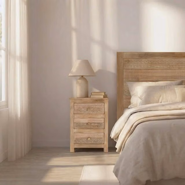 Comodino Banak in legno di mango intagliato con decorazioni floreali, colore marrone, H: 60 cm, L: 45 cm